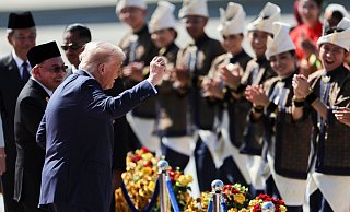 Trump präsentiert eine Tanzeinlage bei seiner Landung. - Hasnoor Hussain/Pool Reuters/AP/dpa