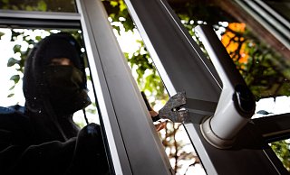 Die Polizei rät, alle Fenster und Türen zu sichern. (Archivbild) - Philipp von Ditfurth/dpa