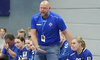 Pierre Limberg sieht an der Bank bisweilen etwas angespannt aus. Aber mit den Jöllenbecker Handballerinnen, den „Jalapenos“, liegt er offensichtlich auf einer Wellenlänge. - Peter Unger