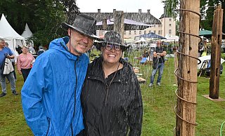Ulrich und Sabine Kurze aus Höxter unter der Dusche in Regenfester Kleidung. - Thomas Kube Ulrich und Sabine Kurze aus Höxter unter der Dusche in Regenfester Kleidung. - Thomas Kube
