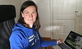 Neue Trainingsbedingungen: Zwischenzeitlich sah Heike Kleinhans’ Arbeitsalltag anders aus als sonst. Sie stand nicht auf dem Hundeplatz, sondern saß in ihrem Büro vor dem Notebook und leitete von dort aus Online-Kurse. - Heike Kleinhans