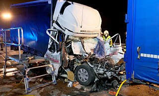 Mit schwersten Verletzungen wurde der Fahrer des Kleintransporters bei einem Auffahrunfall auf der A 33 in Höhe der Anschlussstelle Borchen-Etteln im Wrack eingeklemmt. - Ralph Meyer