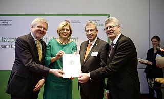 Bundeslandwirtschaftsministerin Julia Klöckner überreichte Landrat Friedhelm Spieker im Beisein des Hauptgeschäftsführers des Deutschen Landkreistages, Hans-Günter Henneke (l.) und des heimischen Bundestagsabgeordneten Christian Haase (r.) den Förderbescheid. - BMEL/Photothek/Gärtner
