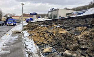 Die etwa drei Meter hohe Mauer, die den Autohausparkplatz oben abstützt, kippte auf einer Länge von 20 Metern in Richtung Gehweg. - Jens Reichenbach