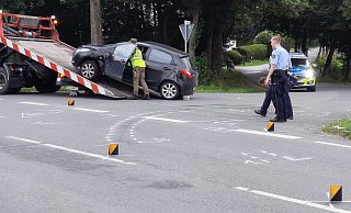 Der Mazda kollidiert mit einem Smart und überschlägt sich infolge dessen. - Marc Schröder
