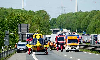 Der schwerstverletzte Fahrer aus dem Mercedes wurde in den Rettungshubschrauber Christoph Westfalen geladen. - Ralph Meyer