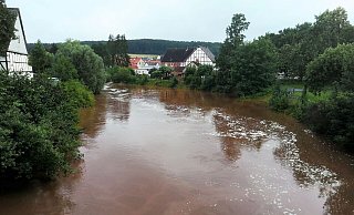 Der Wasserstand der Twiste erreicht am 15. Juli 2021 gegen 6.45 Uhr mit 295 Zentimetern seinen Höchststand. Nur knapp unter dem für die Twiste definierten 100-jährigen Hochwasser. - Privat