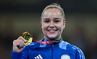 Meolie Jauch präsentiert stolz ihre Goldmedaille. - Hendrik Schmidt/dpa