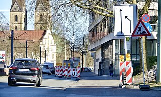 An der Kreuzstraße in Bielefeld ist eine Fahrbahn vor Borchard & Dietrich aufgrund einer Baustelle verengt. - Peter Unger