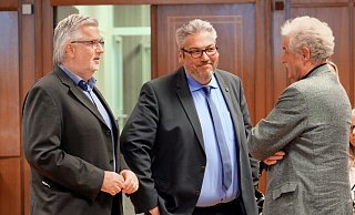 Der SPD-Stadtverbandsvorsitzende Ralf Jaworek (v. l.), Achim Wilmsmeier und der BBO-Fraktionsvorsitzende Reiner Barg sprechen am Sonntagabend. - Thorsten Gödecker