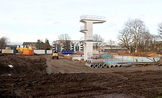 Die Abrissarbeiten im Freibad Bünde laufen. Noch stehen das alte Becken und der Sprungturm. - Niklas Krämer