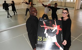 25 Jahre DansArt: Tchekpo Dan und Ulla Agbetou präsentieren ihr Jubiläumsplakat in einem ihrer Tanzstudios. - Wolfgang Rudolf