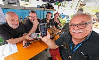 CB-Funker auf Libori unterwegs: Wilfried Schwabe (v. l.), Ludwig Wischer, Manuel Hark,Stefanie Wandt, und Xaver Lühnen zeigen, wie man mit Funkgerät oder App den Libori-Kanal findet. - Foto: Andreas Zobe/NW