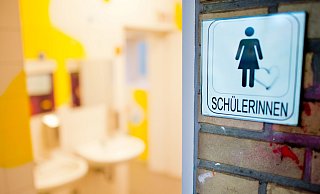 Dauerthema Schultoilette: Schon bei den Grundbedürfnissen hapert es an vielen Schulen. - picture alliance / Julian Strate