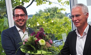 Amtsinhaber Josef Suermann (r.) gratuliert Nachfolger Kai Schöttler zur gewonnen Wahl. - Josef Köhne
