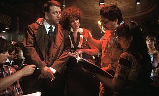 Dreharbeiten: Günter Lamprecht (li.) als Franz Biberkopf mit Elisabeth Trissenaar und Regisseur Rainer Werner Fassbinder in dessen TV-Filmepos von 1980. - Verwendung weltweit