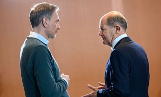Christian Lindner (l.) und Olaf Scholz zu Beginn einer Kabinettssitzung im Bundeskanzleramt. - Bernd von Jutrczenka/dpa