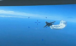 Screenshot aus dem veröffentlichten Video: Ein russisches Jagdflugzeug vom Typ Su-27 nähert sich dem Heck der MQ-9-Drohne. - US DEPARTMENT OF DEFENSE/AP/dpa