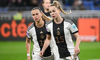 Deutschlands Giulia Gwinn (r) kritisierte ihre Mannschaft nach der Niederlage gegen Frankreich. - Sebastian Christoph Gollnow/dpa