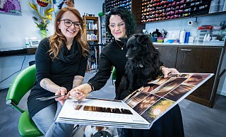 Ziehen vom Bielefelder Boulevard nach Dornberg um: "Drumhairum"-Inhaberin Melanie Knufinke (v. l.), Mitarbeiterin Vicky Weise und Salon-Hund Jack. - Sarah Jonek