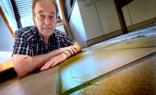 Schwere Schäden: Durch die heftigen Erschütterungen der Abrissarbeiten sind im Haus von Harald Behr einige Risse, wie hier im Fliesenboden der Küche, entstanden. - Andreas Frücht