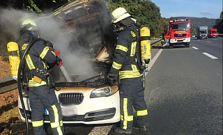 Der BMW hatte offenbar nach einem technischen Defekt Feuer gefangen. - Foto: Feuerwehr Porta