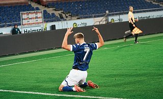 Arminia-Stürmer Julian Kania bejubelt einen seiner drei Treffer gegen Hannover 96 II. - Minh Mrozek/DSC Arminia Bielefeld