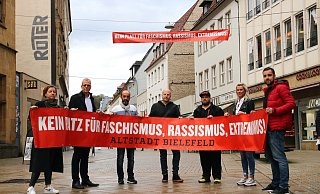 Mit Bannern und Plakaten positionieren sich die Kaufleute der Altstadt gegen die Neonazi-Demo am 09. November. - Stefan Becker