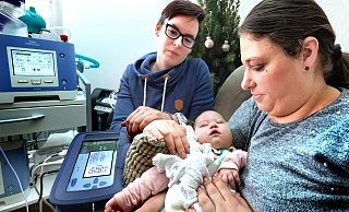 Nicole Wever ist überglücklich, ihre kleine Tochter endlich zu Hause im Arm halten zu können. Die Paderborner Krankenpflegerin Daniela Klapper ist immer an ihrer Seite und im Notfall sofort zur Stelle. - Andreas Frücht