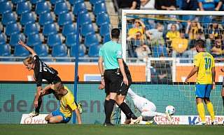 Mattes Hansen (l) sorgte für Paderborns erstes Tor in Braunschweig. - Swen Pförtner/dpa