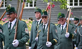 Bambinis, Jungschützenprinz und Majestäten: In Neuenheerse feierten gleich mehrere Generationen ein fröhliches Schützenfest. Höhepunkt war der große Festumzug am Sonntagnachmittag. - Silke Riethmüller