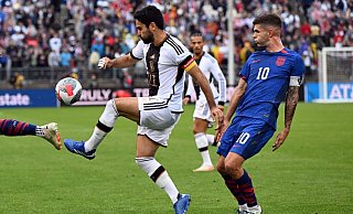 Ilkay Gündogan (l) soll DFB-Kapitän bleiben. - Federico Gambarini/dpa