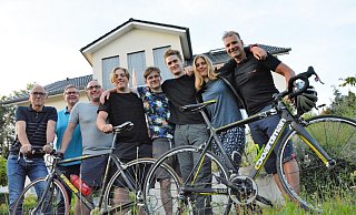 Angekommen: Dirk Niermann (v.l.), Prokurist der Firma Hebie und Ulrich Fillies, Vorsitzender des Beirats der Aktion Fahrrad, heißen Nico Hopsch-Schulz, Jorris Kahl, Richard Schulze, Aaron Weißgerber, Sophie H. und Johannes Kowalewsky in der Bergstadt willkommen. - Karin Prignitz