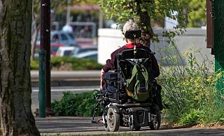 Die Frau, deren Erkrankung falsch diagnostiziert wurde, sitzt dauerhaft im Rollstuhl. - pixabay (Symbolbild)