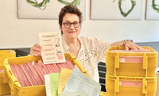 Inge Beeskau vom Ordnungsamt in Hiddenhausen organisiert mit ihrem Team die Kommunalwahlen. Bis Anfang der letzten Augustwoche waren bereits rund 1.200 Wahlzettel per Post auf dem Wahlamt eingetroffen. Die Briefwahl boomt. - Alexander Jenniches