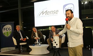 Marketinginstrument: Projektleiter Ben Lesegeld erläuterte, was die im Heidewald installierte Kamera von "sporttotal.tv" alles kann. Hermann Korfmacher, Andreas Rettig und Oliver Köhler (v.l.) staunten (mehr Bilder: www.nw.de/guetersloh). - Henrik Martinschledde