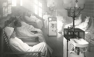 Tief einatmen: Im Inhalationsraum im Badehaus II konnten die Kurgäste in den 60er Jahren den Duft der Sole schnuppern. - Repro: C. Barnbeck