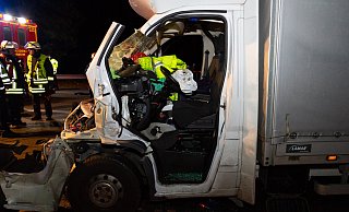 Die Freiwillige Feuerwehr kam den Lkw-Fahrern zur Hilfe. - Feuerwehr Porta/Michael Horst