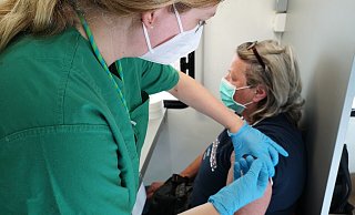 Andrea Böse gehörte zu dem 118 Menschen, die sich am Mittwoch vor dem Rathaus impfen lassen haben. Sie will sich und ihre kranke Lunge damit schützen. - Ilja Regier