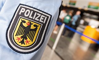 Nachdem mehrere Ermittlungsverfahren gegen ihn eingeleitet wurden, will ein Mann die Wache der Bundespolizei in Paderborn nicht verlassen. - dpa