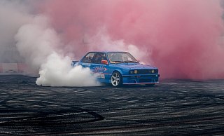 Auch sollen die Wagen Burnouts durchgeführt haben. - Symbolbild: Pixabay