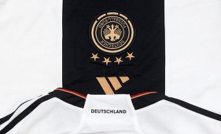 Es gibt Ungereimtheiten, woher das Plastik für die Trikots der deutschen Nationalmannschaft stammt. - Wolfgang Kumm/dpa