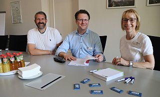 Unter anderem Manuel Wüllner (stellvertretender Personalratsvorsitzender der KKHB, v. l.), Tobias Bach (Leiter der Schulen für Pflegeberufe Herford/Lippe) und Martina Waldeyer (Pflegdirektorin der KKHB) führen die Bewerbungsgespräche beim "Azubi-Speed-Dating". - Shannon-Lee Bendig