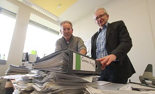 Die Akte Corona: Paul Urban (l.) und Ulrich Niemeyer von der Stadtverwaltung und vom Löhner Krisenstab erläutern die Liste der abgesagten Veranstaltungen in Löhne. - Ulf Hanke