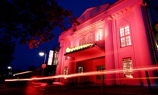 Im Sommer machte die Veranstaltungsbranche mit einer besonderen Aktion auf ihre Not in der Corona-Krise aufmerksam und beleuchtete Kulturstätten in rotem Licht. - Gerald Dunkel