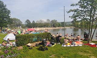 Volles Haus am Godelheimer See – vor allem Familien nutzten den Sonnentag auf Grünflächen und Wasser. - Simone Flörke