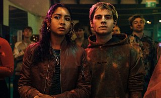 Nola (Samira Breuer) und Corvin (Florian Geißelmann) suchen die Macher der «Schattenseite». - Elliott Kreyenberg/ARD Degeto Film/HR/funk/Dreamtool Entertainment GmbH/dpa