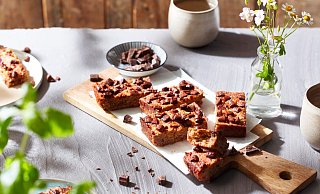 In Kombination mit Zutaten wie Leinsamen oder Quinoa wird der «Kartoffel-Flapjack» zu einer echten Ballaststoff- und Energiequelle. - KMG/die-kartoffel.de/dpa-tmn