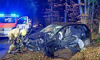 Der schwer verletzte Fahrer des Ford Fiesta wird von der Feuerwehr Paderborn aus dem Wrack gerettet. - Ralph Meyer