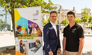Vor dem Reichstag: Bundestagsabgeordneter Carsten Linnemann (l.) drückt Simon Pankratz die Daumen. - ©2019 Frank Erpinar
